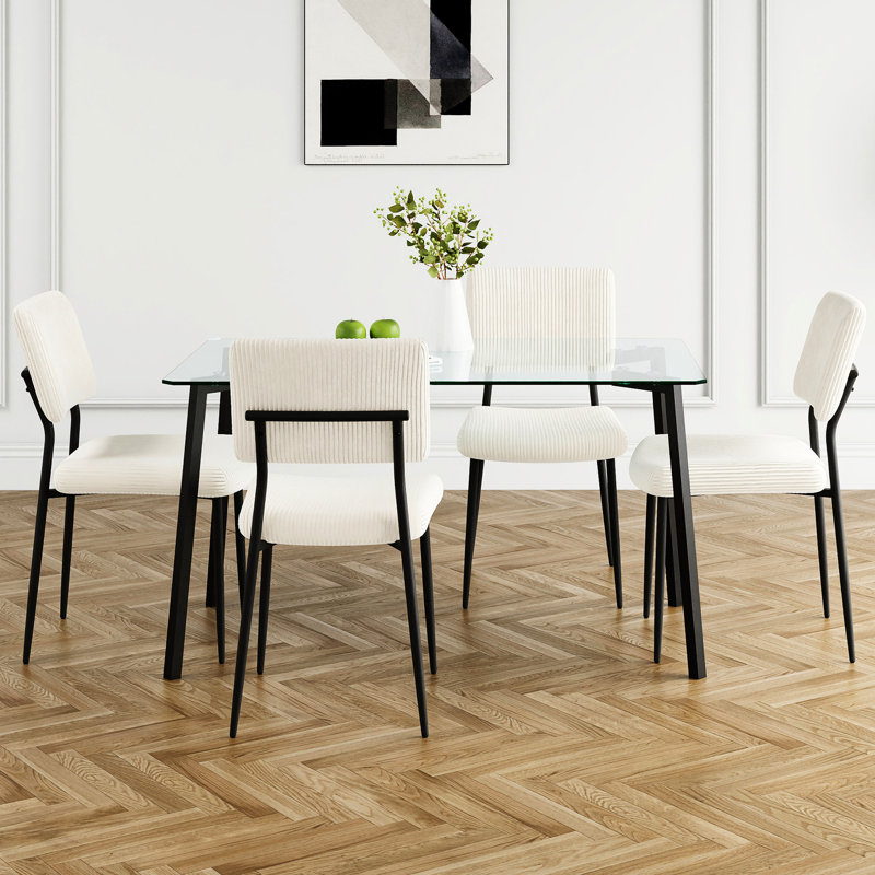 Cuisine moderne avec table et chaises en verre transparent