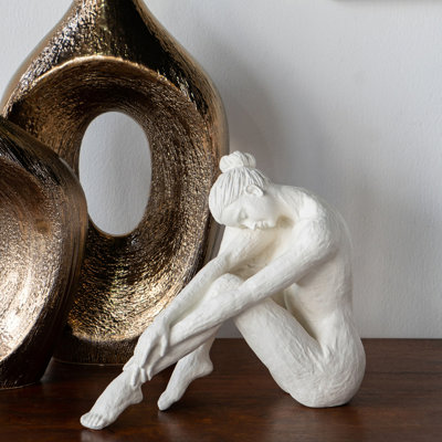 Figurine de femme assise en pierre et résine 10,5 x 4,5 x 9 po au fini blanc lisse