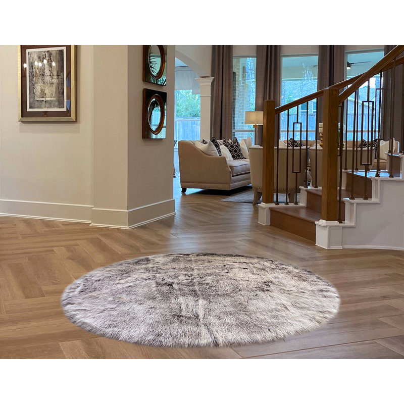 Tapis rond en fausse peau de mouton gris tissé à la machine Mar Vista, Rond 2 pi 6 po