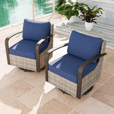 Chaise d'extérieur pivotante en osier avec coussins