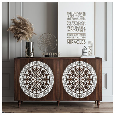 Buffet vintage 60 po en noyer sculpté à motif mandala, meuble de rangement bohème à 4 portes avec étagères réglables, style milieu du siècle, sur pieds surélevés, idéal pour la salle à manger, le salon ou l'entrée.