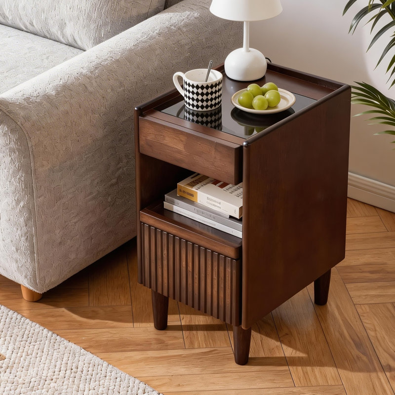 Table de chevet classique en bois de noyer avec tiroir et tablettes ouvertes pour la chambre à coucher ou le salon