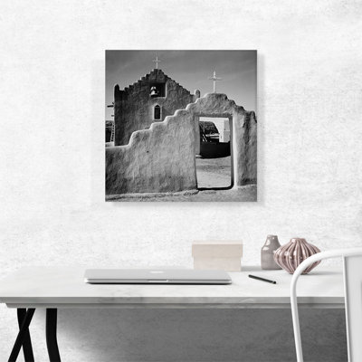 «Church Gate Taos Pueblo National Historic Landmark New Mexico» par Ansel Adams - reproduction de photo sur toile tendue