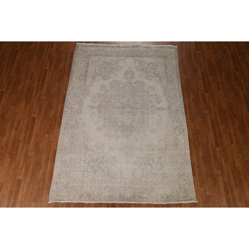 Tapis beige en laine noué à la main de conception unique des années 1970 de 6 pi 7 po x 9 pi 7 po Stanciu