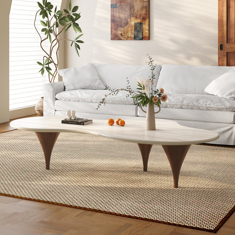 Table basse 55 po en forme de nuage de forme irrégulière avec pieds en entonnoir et plateau en travertin