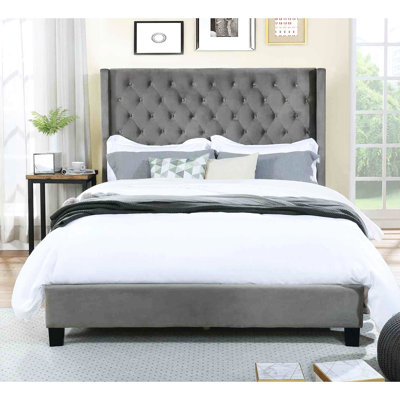 Très grand lit gris de style transitionnel, revêtement en velours, cadre entièrement rembourré avec oreilles à boutons pour cadre de chambre à coucher en bois massif, décoration en tissu et design