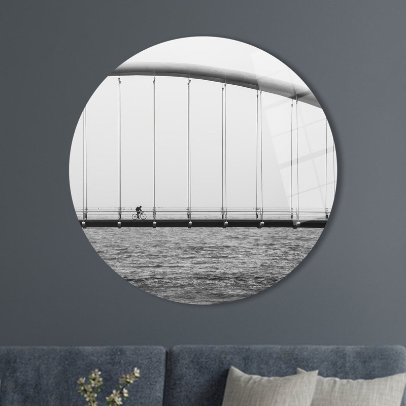 Art mural en verre trempé mettant en vedette un paysage urbain et un pont avec vue sur la mer pour une décoration élégante