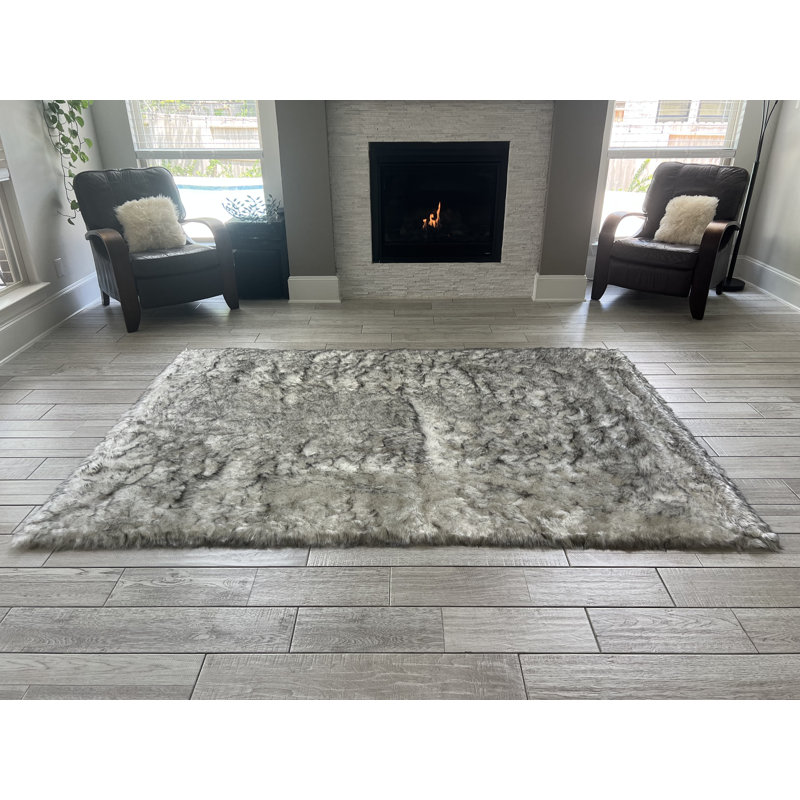 Mar Vista Faux Sheepskin Indoor Rug, Square 2'6" x 2'6"