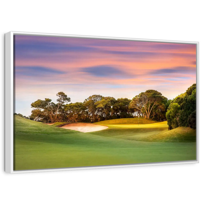Terrain de golf, coucher de soleil, 46 po x 31 po, Cadre flottant blanc