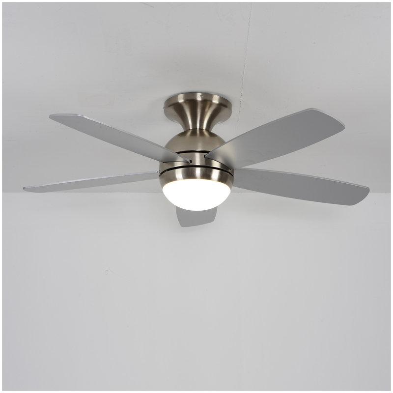 Ventilateur de plafond réversible en contreplaqué 52 PCS 52 pouces avec trousse d'éclairage à 3 couleurs, DEL, DC 6 vitesses, télécommande pour patio, salon, chambre à coucher, bureau, intérieur (argent et or brossé)