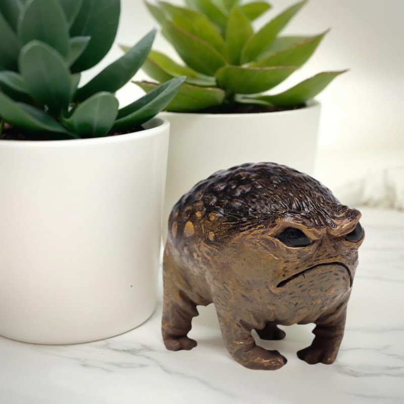 Statue de crapaud étrange queer grincheux et crapuleux