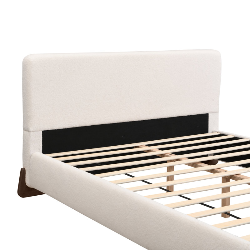 Élégant lit rembourré en ratine avec pieds en bois massif brun foncé, centre de chambre luxueux et confortable, très grand, blanc