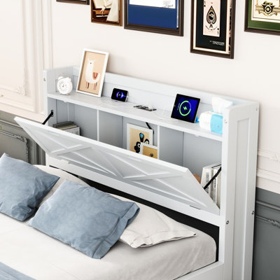 Lit simple blanc avec prises de tête de lit et grand espace de rangement avec décoration élégante