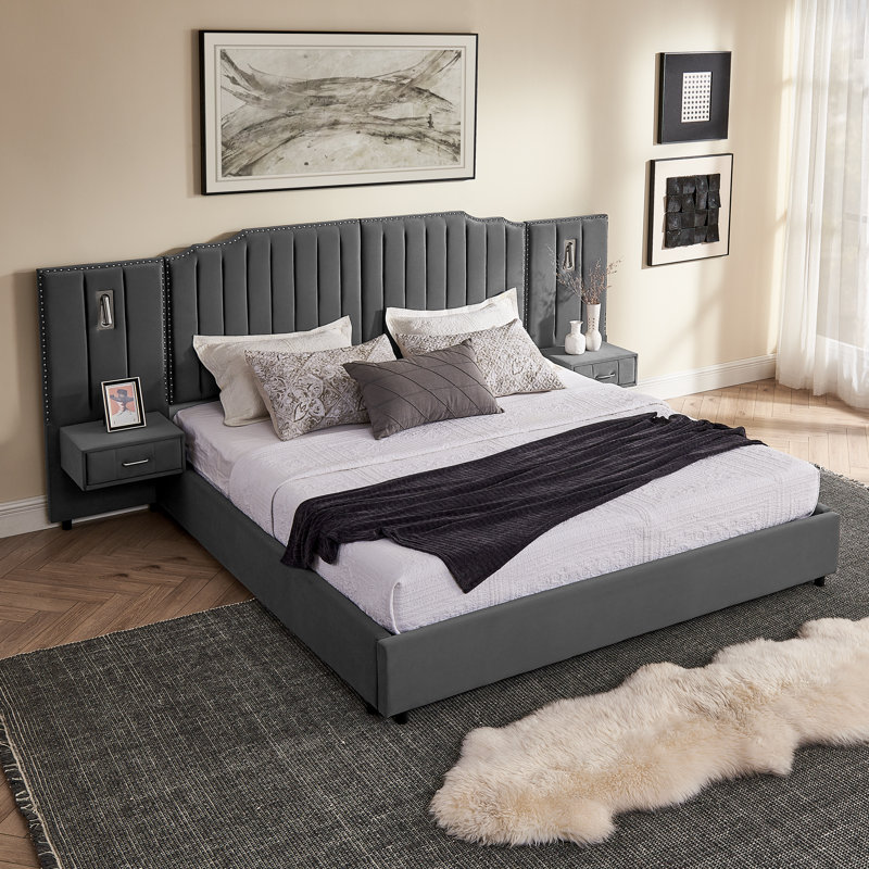 Structure de lit rembourrée en velours avec tête de lit à rayures verticales, table de chevet et lampes Garret, Gris