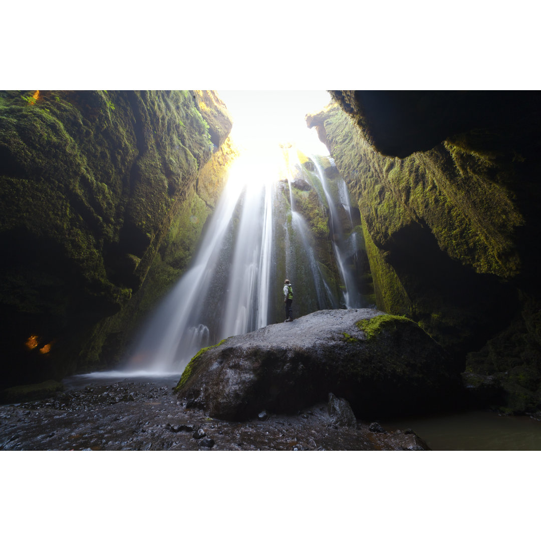 Frau bewundert den GljÃºfrafoss Wasserfall by PEDRE - Print