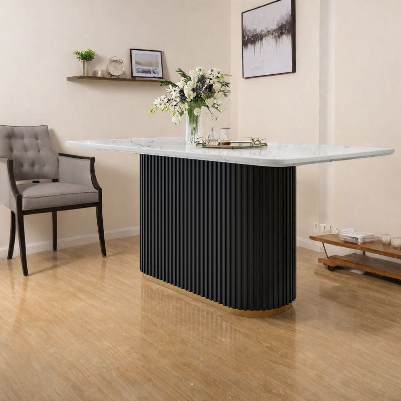 Tables de salle à manger élégantes en faux marbre avec base en métal noir, parfaites pour les repas en famille