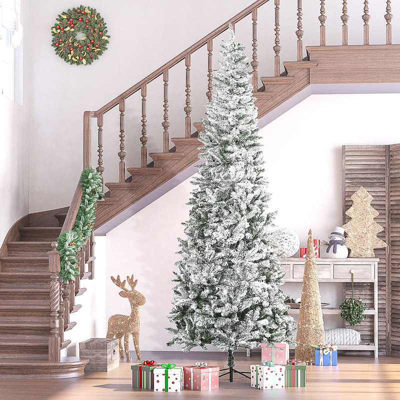 Arbre de Noël artificiel pin clair enneigé 9 pi avec branches réalistes et 1084 pointes