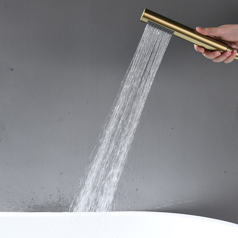 Robinet de baignoire autoportant avec douchette à main en or - fixation au sol, forme incurvée, poignée de douche amovible en céramique brossée, aspect classique,