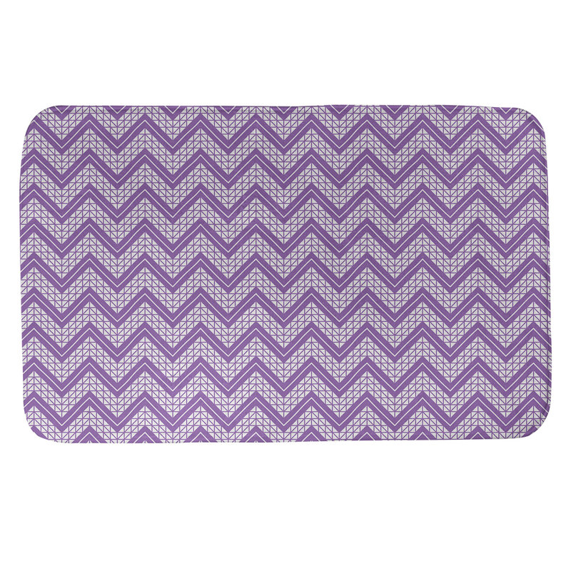 Tapis pour salle de bain à motif à chevrons à la main Stephenie, l 17 po x L 24 po, Violet