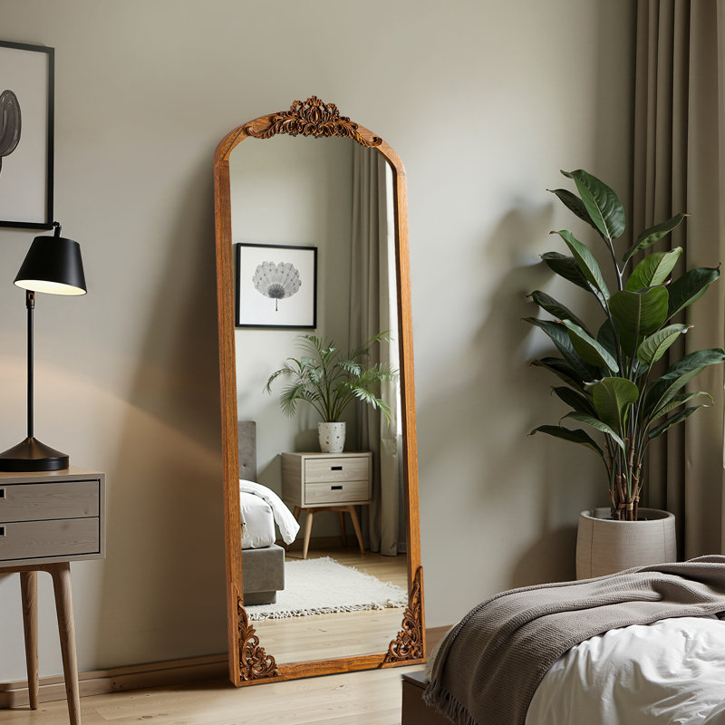 Miroir rétro avec cadre sculpté, 64 po x 21 po, Noyer