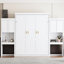Grand lit blanc avec bureau, meuble-lavabo et rangement, de haute qualité pour une chambre à coucher de qualité moderne