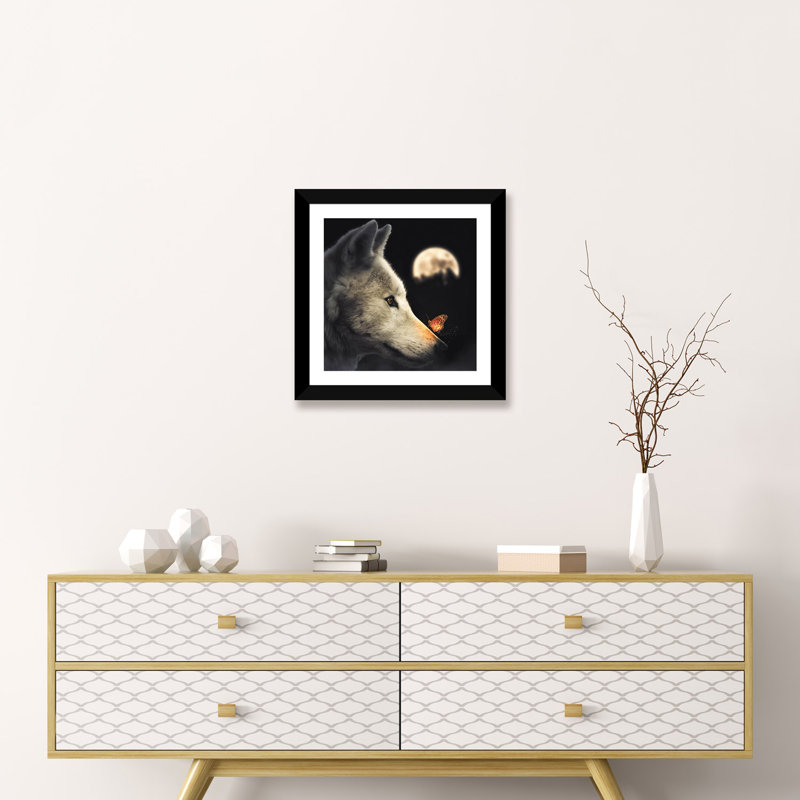 «The Wolf & Glowing Butterfly» par Zenja Gammer - reproduction de photo, H 16 po x l 16 po x p 1 po, Papier encadré noir