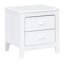 Chambre blanche avec lit plateforme en bois et deux tables de chevet 3 charmantes -