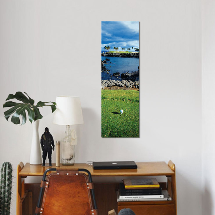 «High Angle View of a Golf Ball on a Tee in a Golf Course, Hawaii, USA», reproduction de photo sur toile, Toile tendue