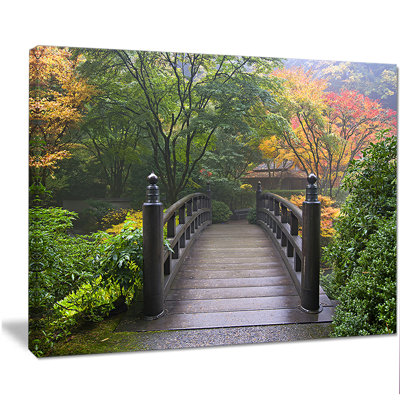 Pont en bois au jardin japonais en automne - reproduction de photo sur toile tendue