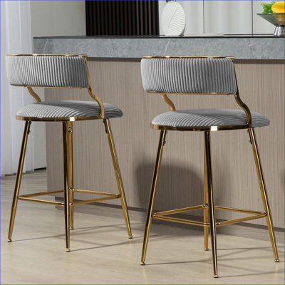 Ensemble de 2 chaises de salle à manger à hauteur de comptoir de 26 po, tabourets de bar rembourrés en velours côtelé avec dossier, base argent chromé et repose-pieds gris clair pour îlot de cuisine