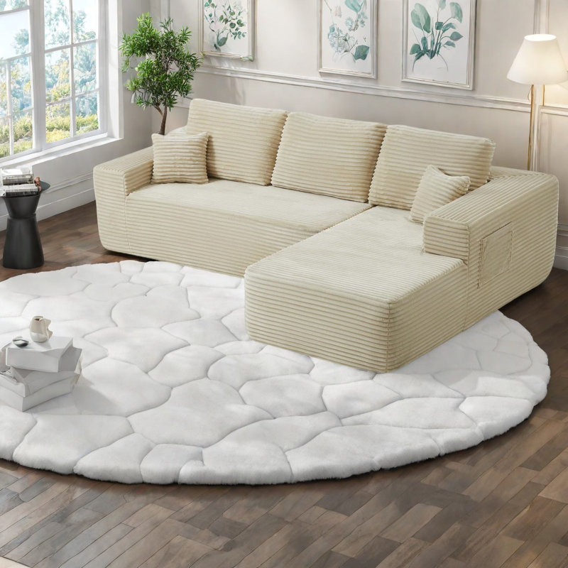 Canapé modulaire spacieux en tissu beige avec méridienne, design moderne pour le salon