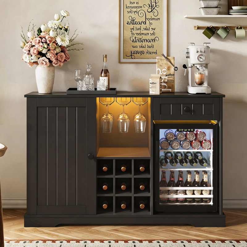 Meuble-bar à café moderne de 120 cm avec compartiment réfrigérateur, mini-réfrigérateur avec rangement pour bouteilles de vin, porte-verres et éclairage DEL
