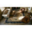 Joli motif floral dans un tapis chinois antique à fond beige