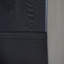 Console moderne noire avec motif nervuré