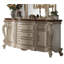 Charmante commode antique avec beaucoup de rangement et un design élégant