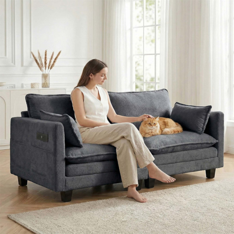 Causeuse moderne en chenille noire avec deux ports de charge USB et poches latérales, canapé compact à 2 places pour les petits espaces, les appartements et les bureaux