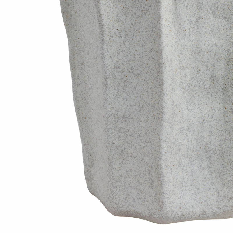 Vase en grès et porcelaine moderne avec silhouette géométrique et design contemporain décontracté