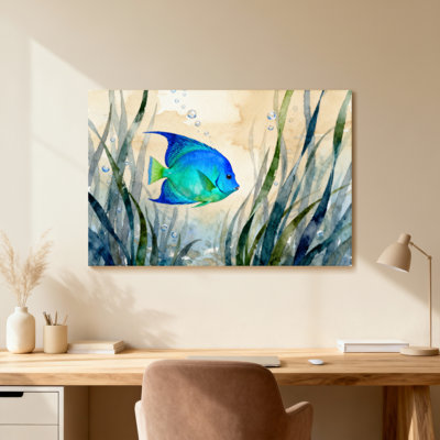 Animal poisson bleu nageant parmi des bulles d'algues