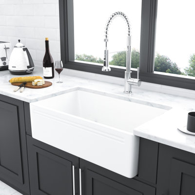 Tablier 30 po - évier de cuisine en céramique blanche à l'avant, conception réversible pour plus de flexibilité, grille à vaisselle en acier inoxydable 304 et crépine, surface de fabrication à une seule surface à gratter, utilisation de teinture
