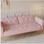 Un canapé-lit de 69,7 pouces de long recouvert de velours rose, équipé de décorations à têtes de clous et de coussins décoratifs assortis