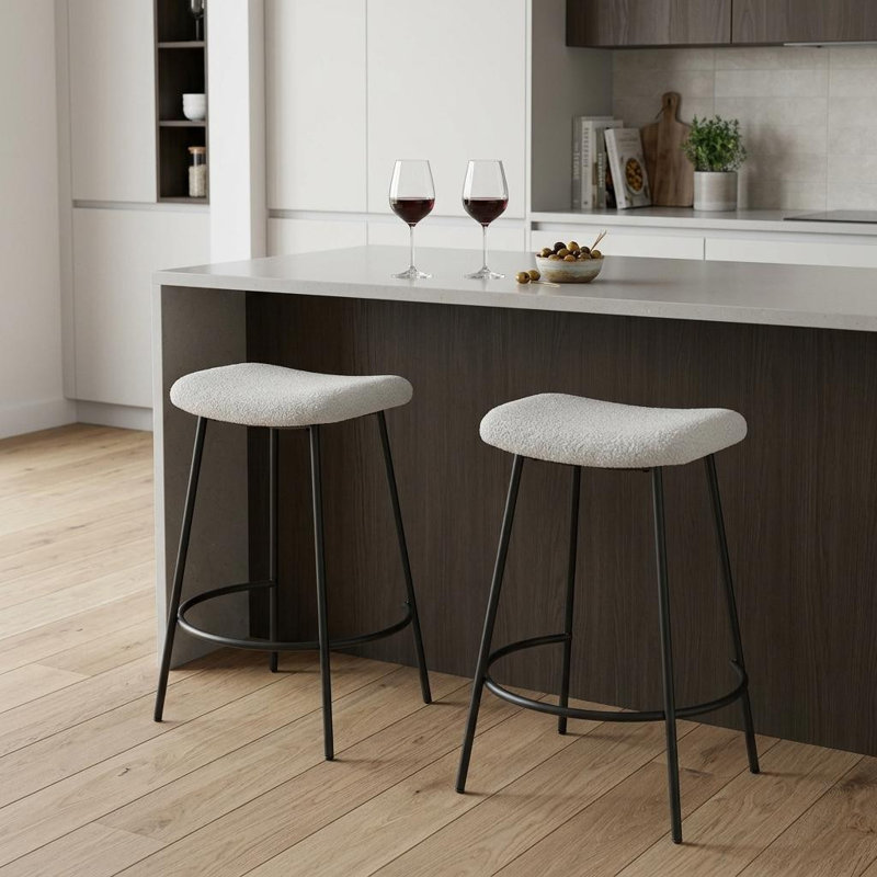 Ensemble de deux chaises de bar 26 po blanches et noires en faux sherpa et en métal sans dossier