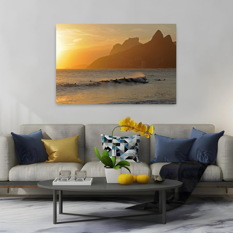 Surfeurs au coucher du soleil sur la plage d'Ipanema, Rio de Janeiro, Brésil, plage contemporaine, art de montagne