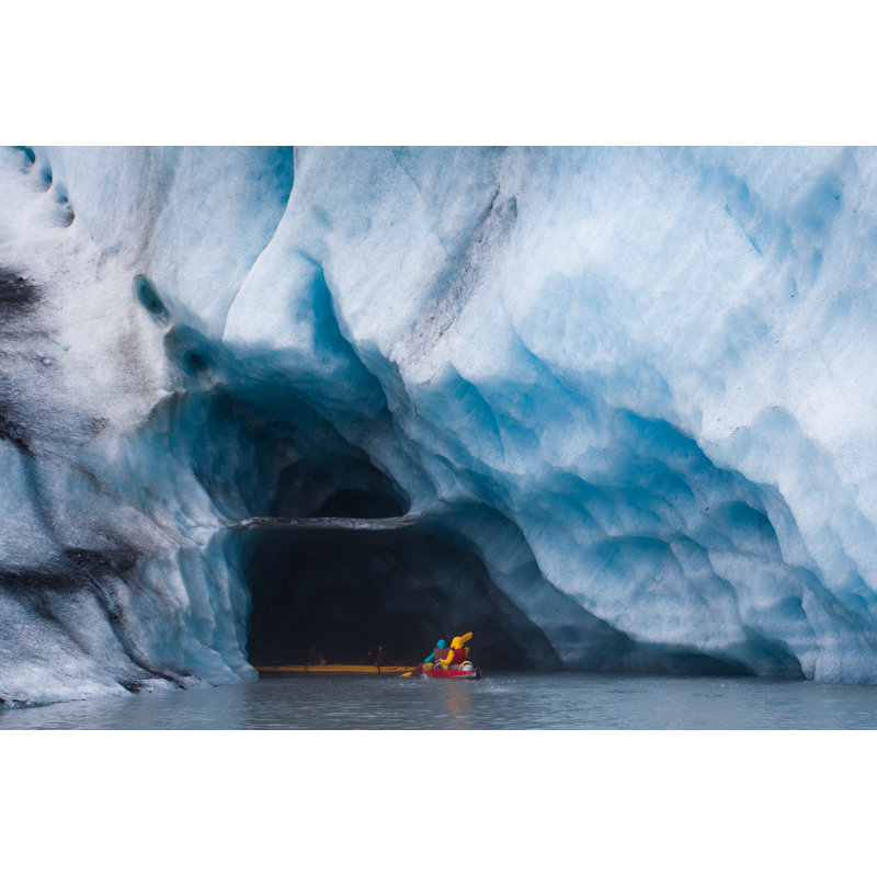 Kayak dans la grotte de glace bleue - Photographie sur toile tendue, H 32 po x l 48 po