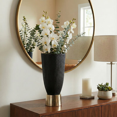 Vase en métal et en aluminium avec une forme élégante et un design à double texture, un accent décoratif moderne avec un attrait contemporain audacieux, une silhouette sculpturale pour une sophistication artistique et un décor polyvalent