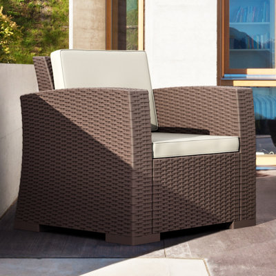 Chaise de patio avec coussins Mcchesney