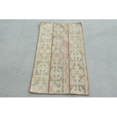 Petit tapis turc vert antique parfait pour le vestibule et la cuisine dans un style nomade et campagnard éclectique, idéal pour la décoration de chambre d'enfant