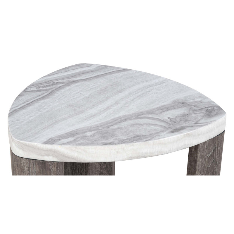 Table de bout contemporaine triangulaire avec motif en marbre, conception peu encombrante pour les salons modernes