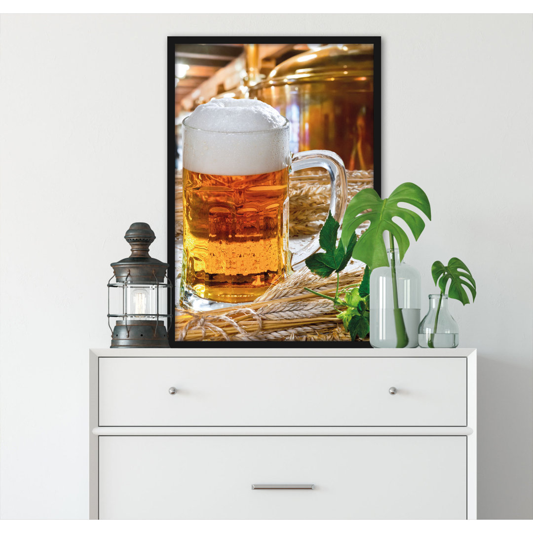 Gerahmtes Poster Frisches Bier mit Hopfen