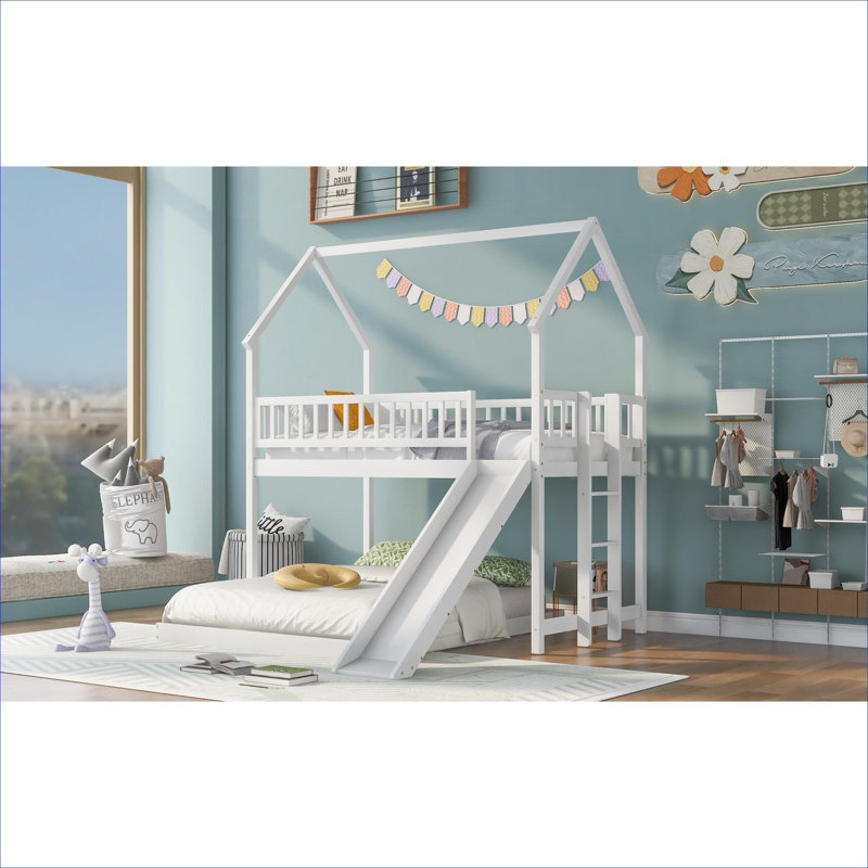 Lit simple superposé en pin massif blanc propre au-dessus d'un lit superposé pour dormir et jouer dans une chambre d'enfant, avec style maison amusante avec glissade, échelle intégrée et garde-corps