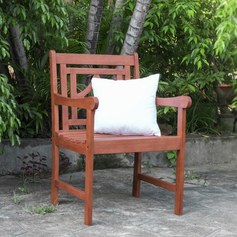 Chaise de salle à manger brune avec dossier décoratif